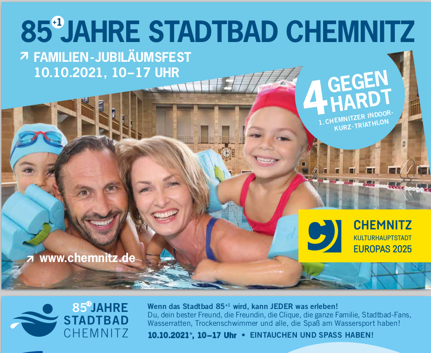 Flyer zum Stadtbadjubiläum 85+1 Jahre
Eine Familie - Frau und Man und zwei Kinder schauen aus dem Schwimmbecken zum Fotografen. Dahinter ist die 50m-Halle zu sehen.